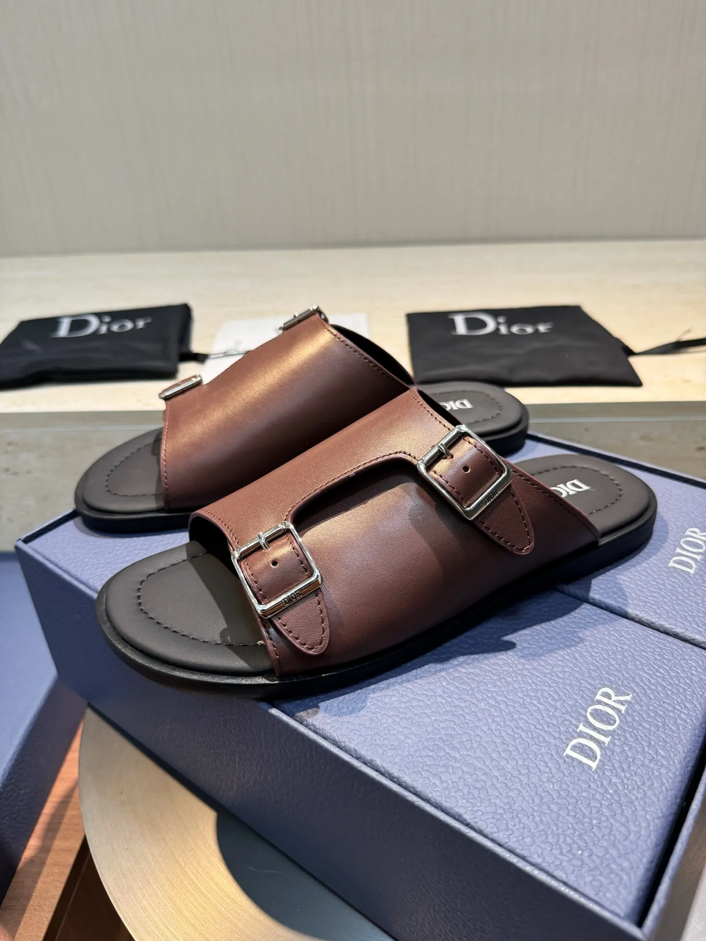 [Dior] Top P: 560💰 -Size: 39-44 (38, 45 custom-made) Dior Dior Alias ​​men's leather slippers This Alias ​​sandal is a new summer product, showing a casual and elegant style. Carefully crafted from grained cow leather and Oblique printed fabric, with cowhide lining! Cross-strap design with metal-clad brass CD Diamond logo. The imported cowhide leather and rubber sole adds sophistication and comfort, while Oblique print-effect anti-slip panels add style.